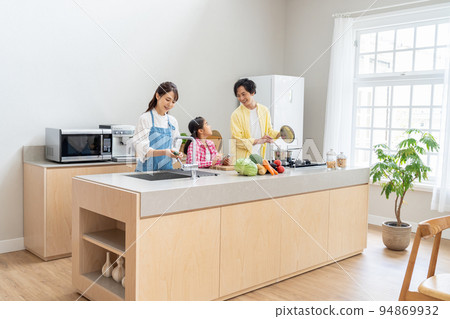 親密的家庭在廚房做飯 94869932