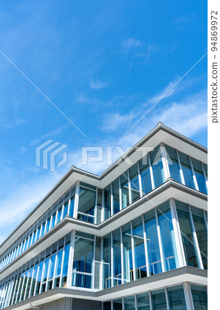 Glass-enclosed fashionable office building image | Refreshing blue sky Glass-enclosed fashionable office building image | Refreshing blue sky 94869972