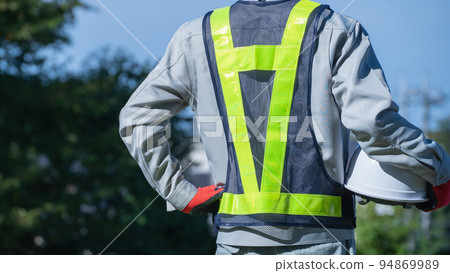 穿著工作服的男人穿著安全背心 | 建築業，保安，警衛人形象 94869989