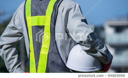 穿著工作服的男人穿著安全背心 | 建築業，保安，警衛人形象 94869998