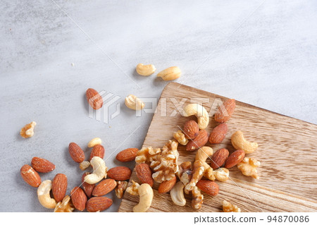 Nutritious and healthy mixed nuts 94870086