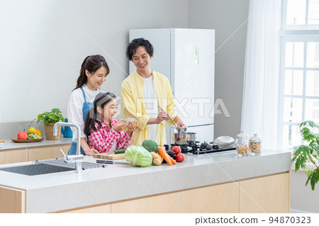 親密的家庭在廚房做飯 94870323