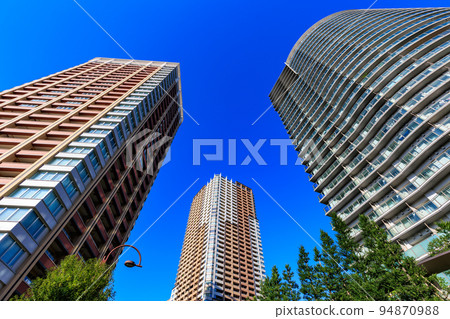 東京品川區大崎的城市景觀，目黑河沿岸的塔式公寓 94870988