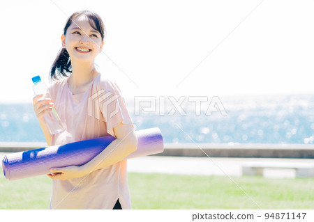 woman with yoga mat 94871147