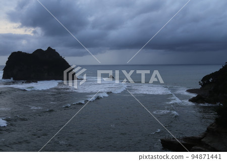 The stormy sea of Nishiizu The stormy sea of Nishiizu 94871441