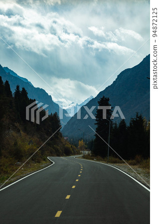Road to the mountains Road to the mountains 94872125