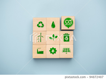 Net Zero and Carbon Neutral Concepts, Net zero and carbon neutral concept. Net zero greenhouse gas emissions target. wooden cube with green net center icon and green icon 94872487
