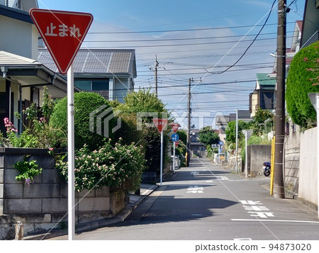 Temporary stop in a residential area 94873020