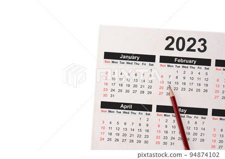 Calendar Year 2023 schedule with blank note for to do list on paper background. Flat lay with calendar, pencil on calander 2022. Close-up of a pencil on the page of a calendar 2023 94874102