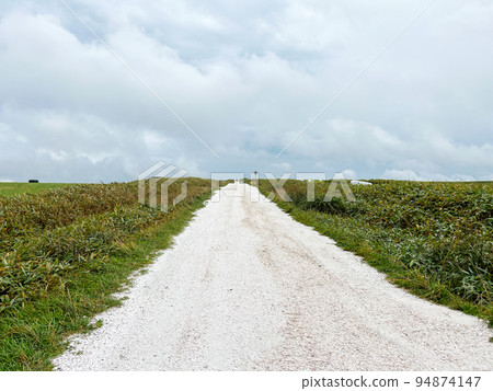 通往天空的白色道路 94874147