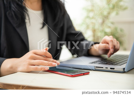 The hand that operates the smartphone and PC Business 94874534