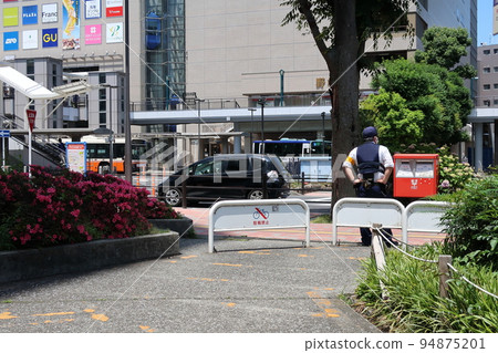 一名警官正在監視違規行為 一名警官正在監視違規行為 94875201