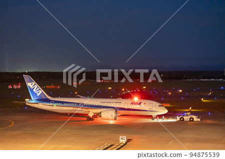 夜間機場拖車推著飛機千歲市,北海道 夜間機場拖車推著飛機千歲市,北海道 94875539