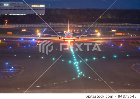 機場在夜間滑行北海道千歲市的飛機 機場在夜間滑行北海道千歲市的飛機 94875545
