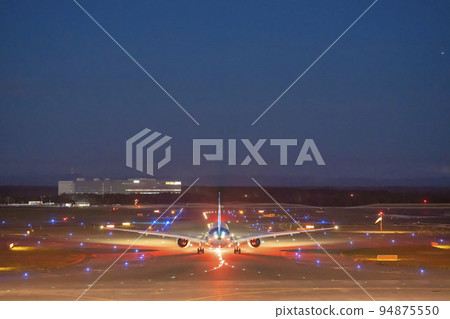 機場在夜間滑行北海道千歲市的飛機 94875550