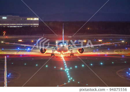 機場在夜間滑行北海道千歲市的飛機 94875556