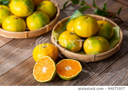 秋天的味道 非常香甜可口的早熟橘子 溫州橘子(變綠的橘子) 秋天的味道 非常香甜可口的早熟橘子 溫州橘子(變綠的橘子) 94875957