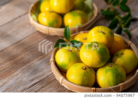 秋天的味道 非常香甜可口的早熟橘子 溫州橘子（變綠的橘子） 94875967