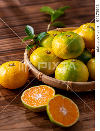 Taste of autumn Very sweet and delicious early ripening mandarin orange Wenzhou mandarin orange (a mandarin orange that is turning green) 94875968
