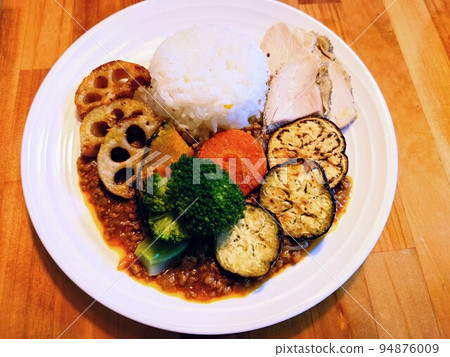 Keema咖哩和五顏六色的蔬菜 94876009