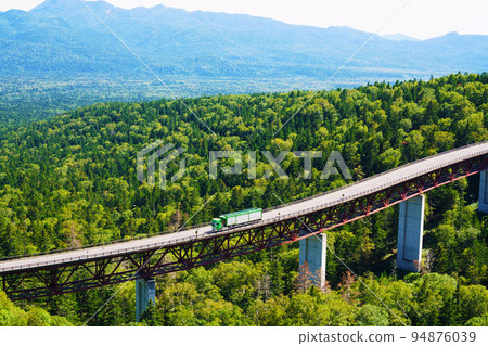 Mikuni Pass in early autumn Matsumi Ohashi <Vehicles traveling> Hokkaido 94876039