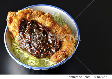 鳥瞰黑色背景上有大量捲心菜的味噌炸豬排 鳥瞰黑色背景上有大量捲心菜的味噌炸豬排 94876439