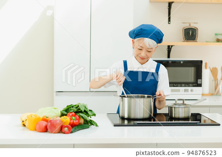 女管家在廚房做飯 女管家在廚房做飯 94876523