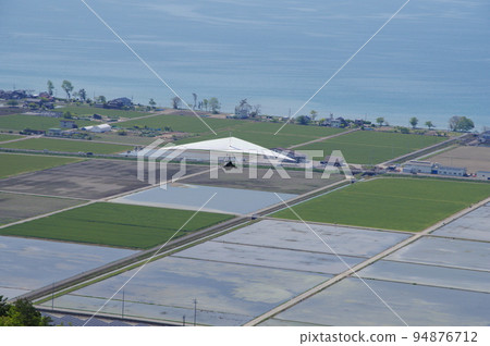 帶著琵琶湖作為包包從古神山進行懸掛式滑翔 帶著琵琶湖作為包包從古神山進行懸掛式滑翔 94876712