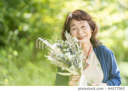 Fresh green senior portrait Fresh green senior portrait 94877065
