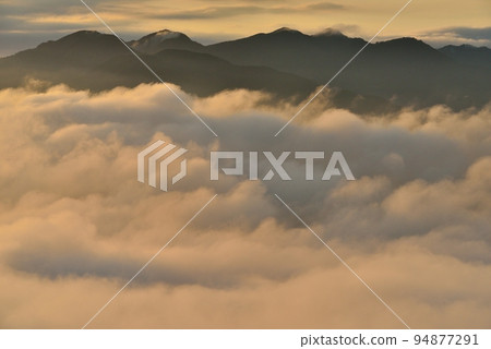 Sea of clouds in the Uda basin from Mt. Tomi 94877291