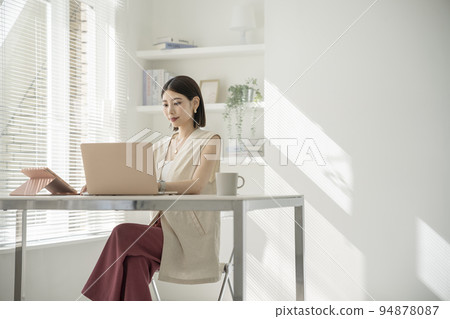 辦公室工作休閒商務形象 辦公室工作休閒商務形象 94878087