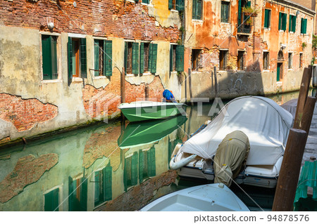 Peaceful Canal scenary in romantic Venice at springtime, Italy 94878576