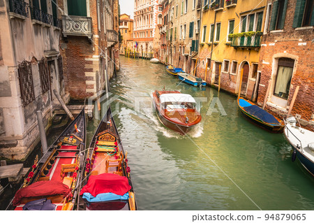 Peaceful Canal scenary in romantic Venice at springtime, Italy 94879065
