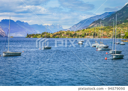 Idyllic lake Garda coastline in Malcesine with sailboats, Northern Italy 94879098
