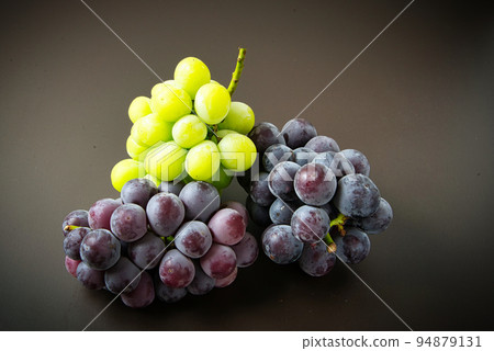 看起來非常美味的有光澤的葡萄 94879131