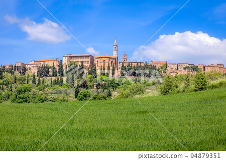 Landscape in Tuscany with the small town of Pienza in the background 94879351