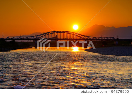 Sunset over the Nagara River in autumn Sunset over the Nagara River in autumn 94879900