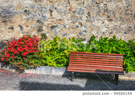 Idyllic public park with roses at springtime in Malcesine, Lake Garda, Italy Idyllic public park with roses at springtime in Malcesine, Lake Garda, Italy 94880149