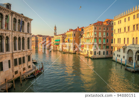 Peaceful Grand Canal scenary near Rialto in romantic Venice at springtime, Italy 94880151