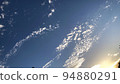 秋天的夕陽的天空 94880291