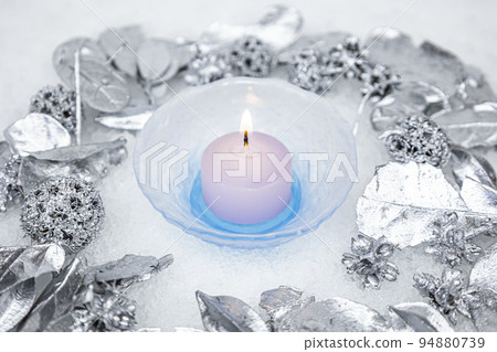 雪地上的蠟燭和銀色落葉 94880739