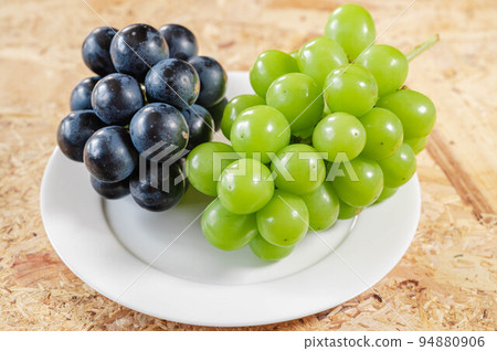 A taste of autumn popular grapes 94880906