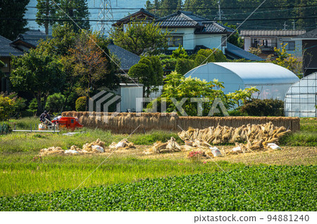 做農活和鄉村景觀的老人 做農活和鄉村景觀的老人 94881240