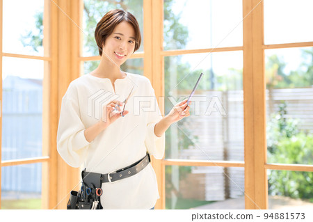 髮型師女人看著美髮沙龍美髮師的形象 94881573