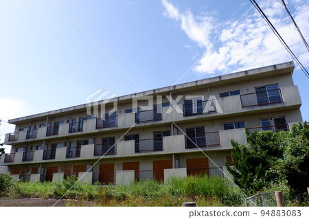 Housing complex waiting for dismantling Housing complex waiting for dismantling 94883083