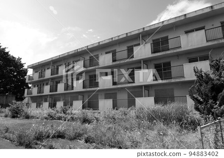 A condominium awaiting demolition 94883402