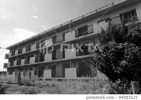 一個破敗的住宅區 一個破敗的住宅區 94883525