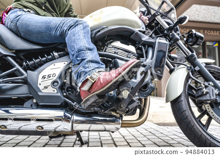 The feet of a female rider who came to Yokohama Motomachi Shopping Street on a large American motorcycle 94884013