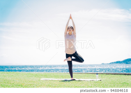 在戶外做瑜伽的女性 94884618