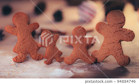 candles and gingerbread men at the Christmas table 94884746
